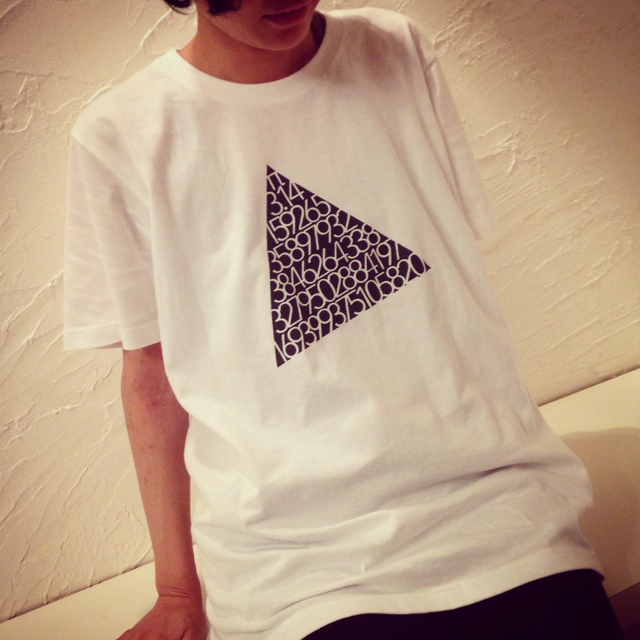 三角π Tシャツ